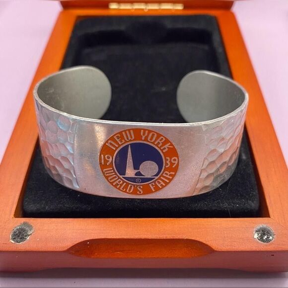 Vintage 1939 New York World's Fair Hammered Aluminum Souvenir Wide Cuff Bracelet - Picture 2 of 4